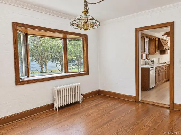 72 Primrose AVE, Floral Park, NY 11001
