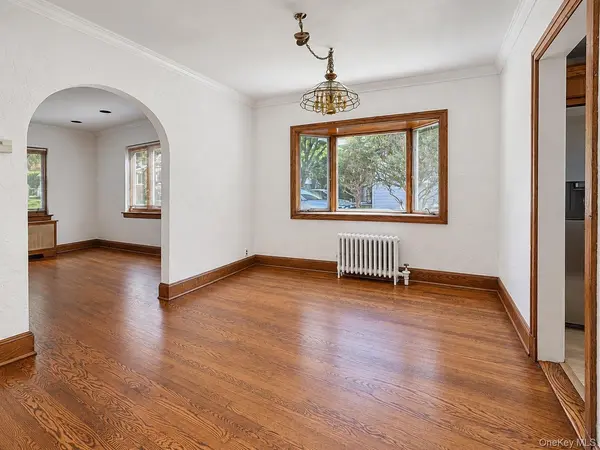 72 Primrose AVE, Floral Park, NY 11001