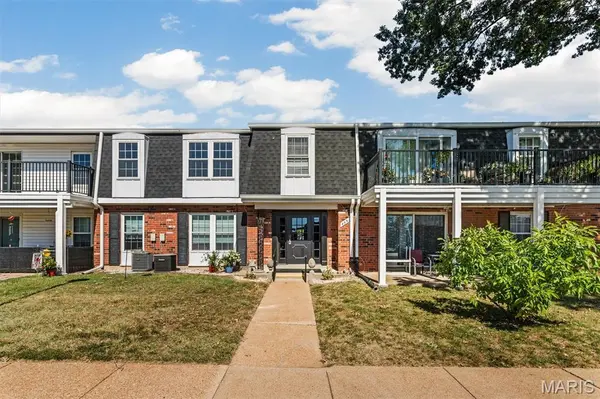 853 Dumont PL #E, St Louis, MO 63125