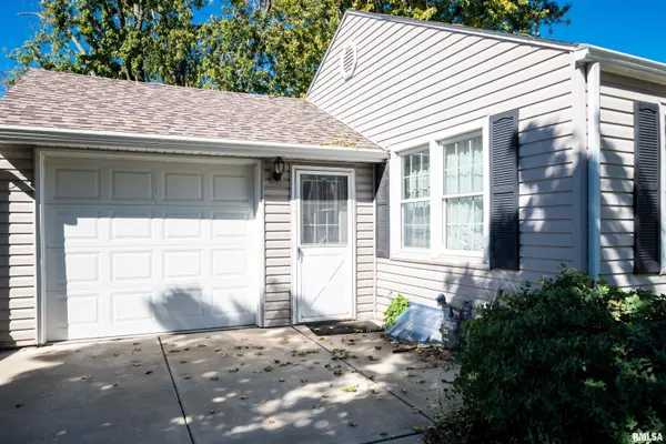 3601 N TWELVE OAKS DR, Peoria, IL 61604