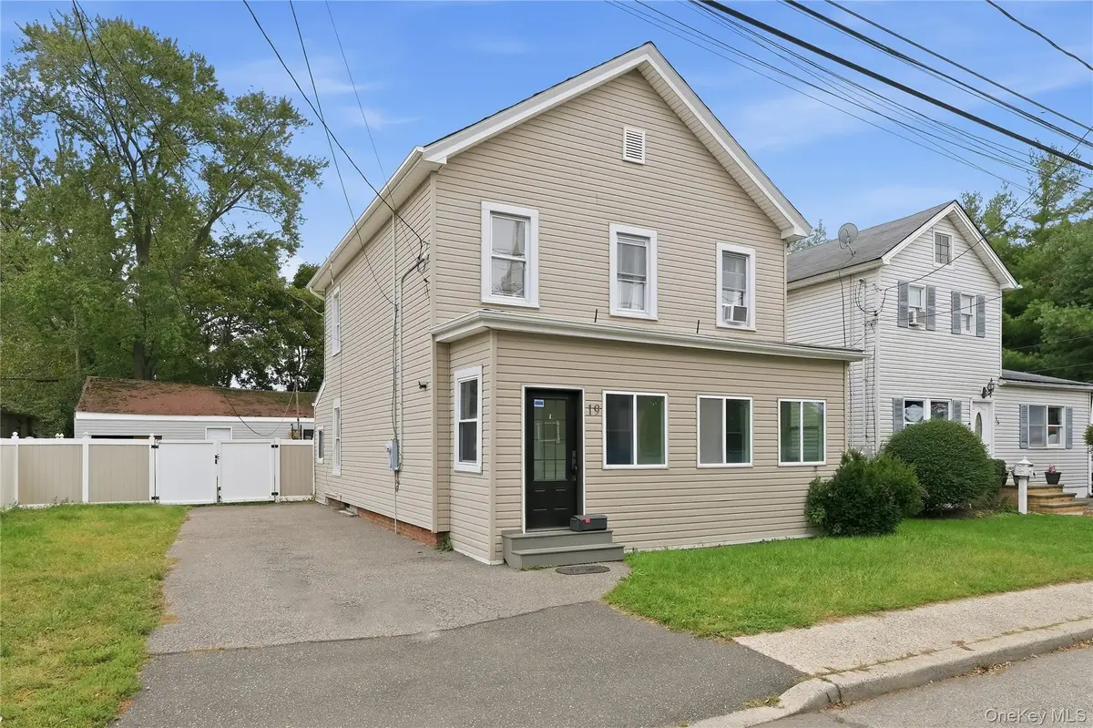 19 Railroad AVE, Amityville, NY 11701