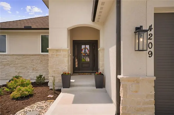 4209 NE Hideaway DR, Lee's Summit, MO 64064