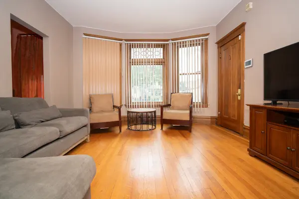 5843 W Iowa ST, Chicago, IL 60651