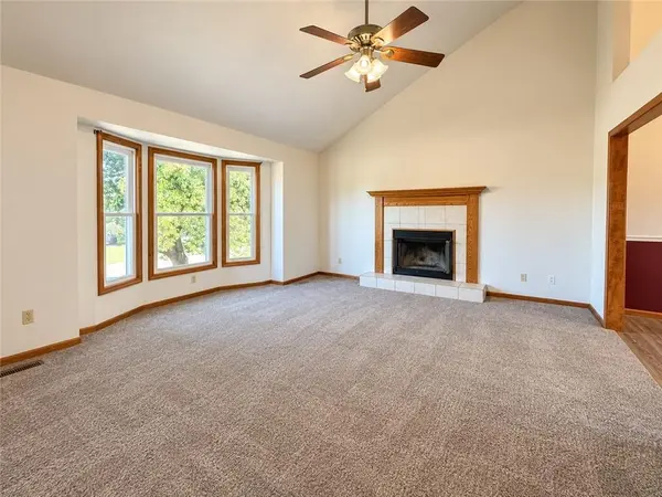 5302 Stoneridge DR, St Joseph, MO 64507