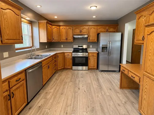 5302 Stoneridge DR, St Joseph, MO 64507