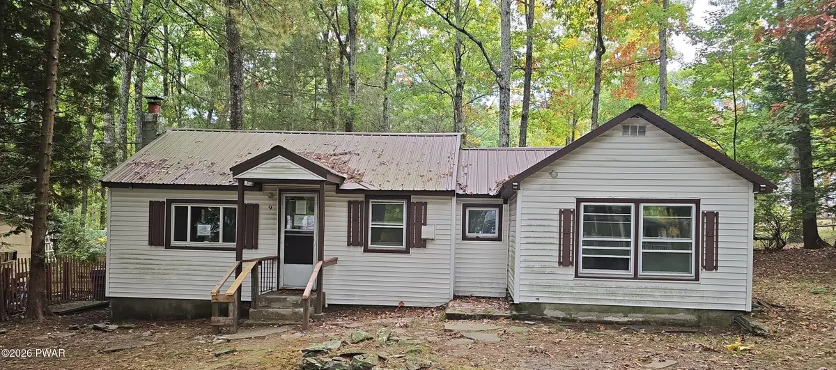 9 2nd RD, Hawley, PA 18428