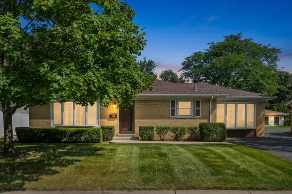 304 Crestwood DR, Roselle, IL 60172