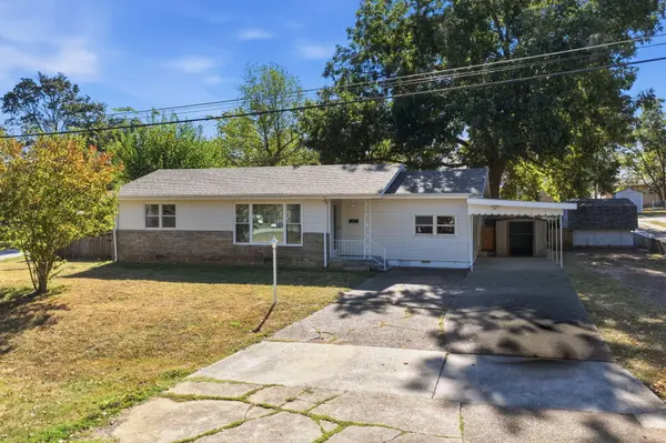 310 E Freeman ST, Bolivar, MO 65613