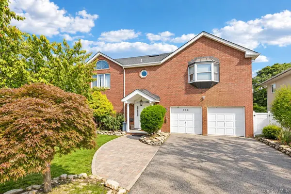 708 Park LN, Cedarhurst, NY 11516