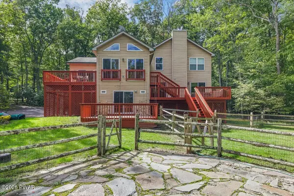 1076 Wintergreen CT, Hawley, PA 18428