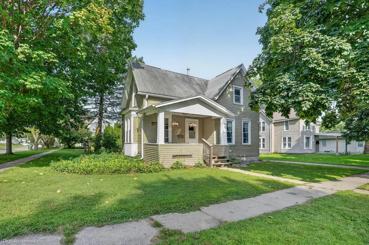 621 Iowa ST, Cedar Falls, IA 50613