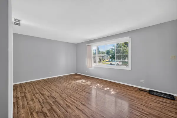 1622 W Celebrity CIR, Hanover Park, IL 60133