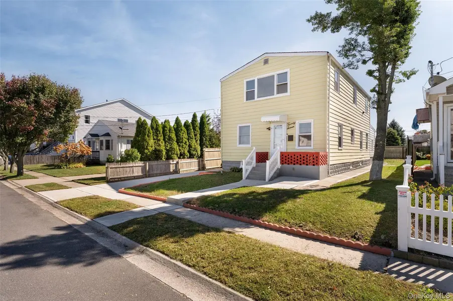 27 Piave TER, Lindenhurst, NY 11757