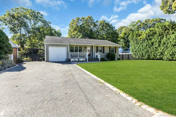 49 Muriel PL, West Sayville, NY 11796