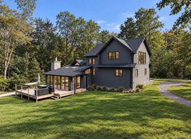 20 Ivy Rock LN, New Windsor, NY 12553