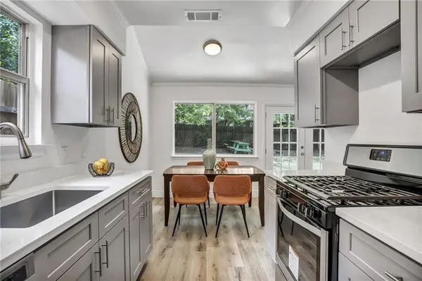 2416 Village WALK, Austin, TX 78744