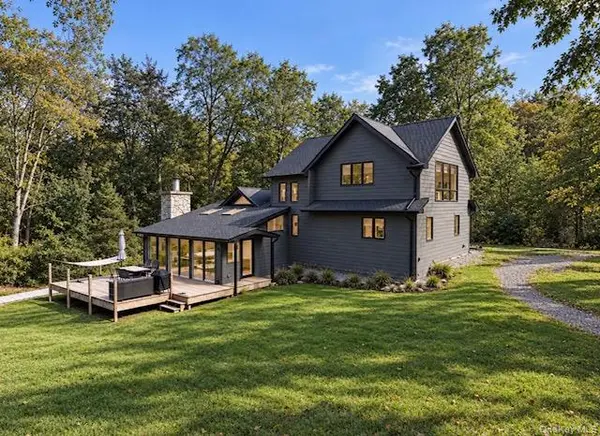 20 Ivy Rock LN, New Windsor, NY 12553