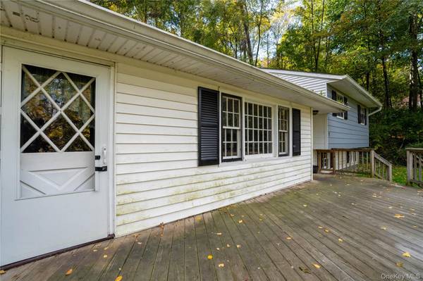 11 Stanley DR, Pawling, NY 12564