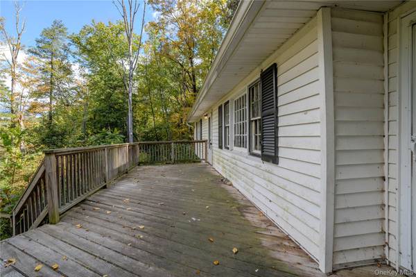 11 Stanley DR, Pawling, NY 12564