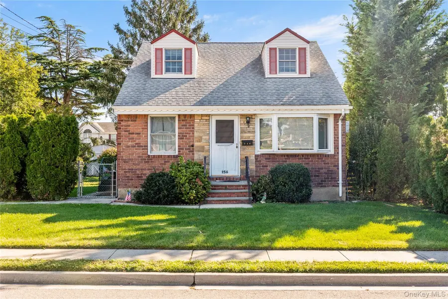 256 9th ST, Bethpage, NY 11714
