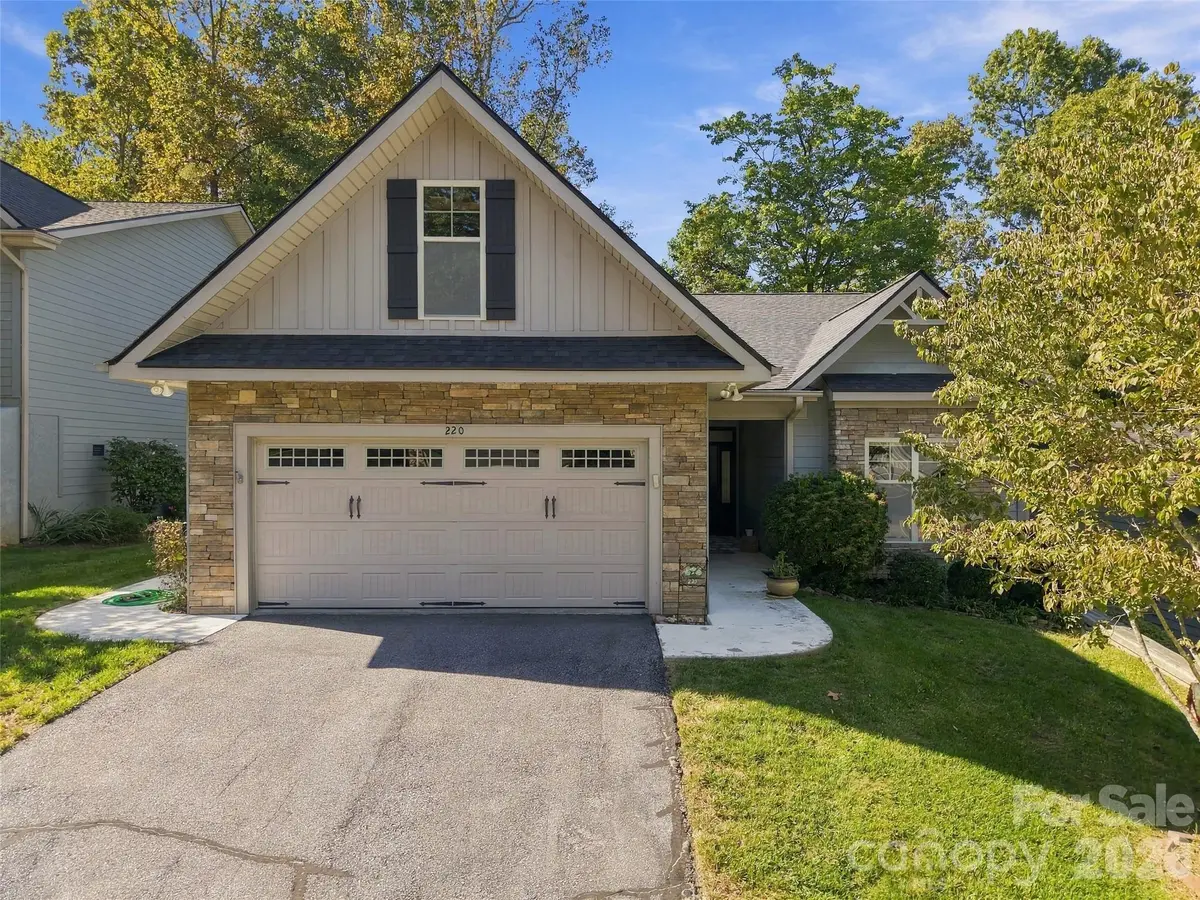 220 Waterside DR, Hendersonville, NC 28791