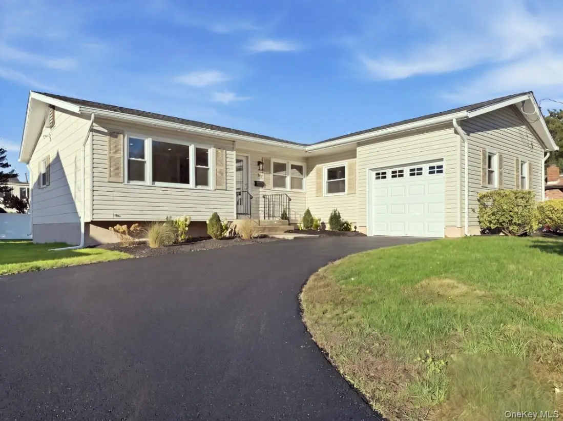 71 Roderick RD, West Islip, NY 11795
