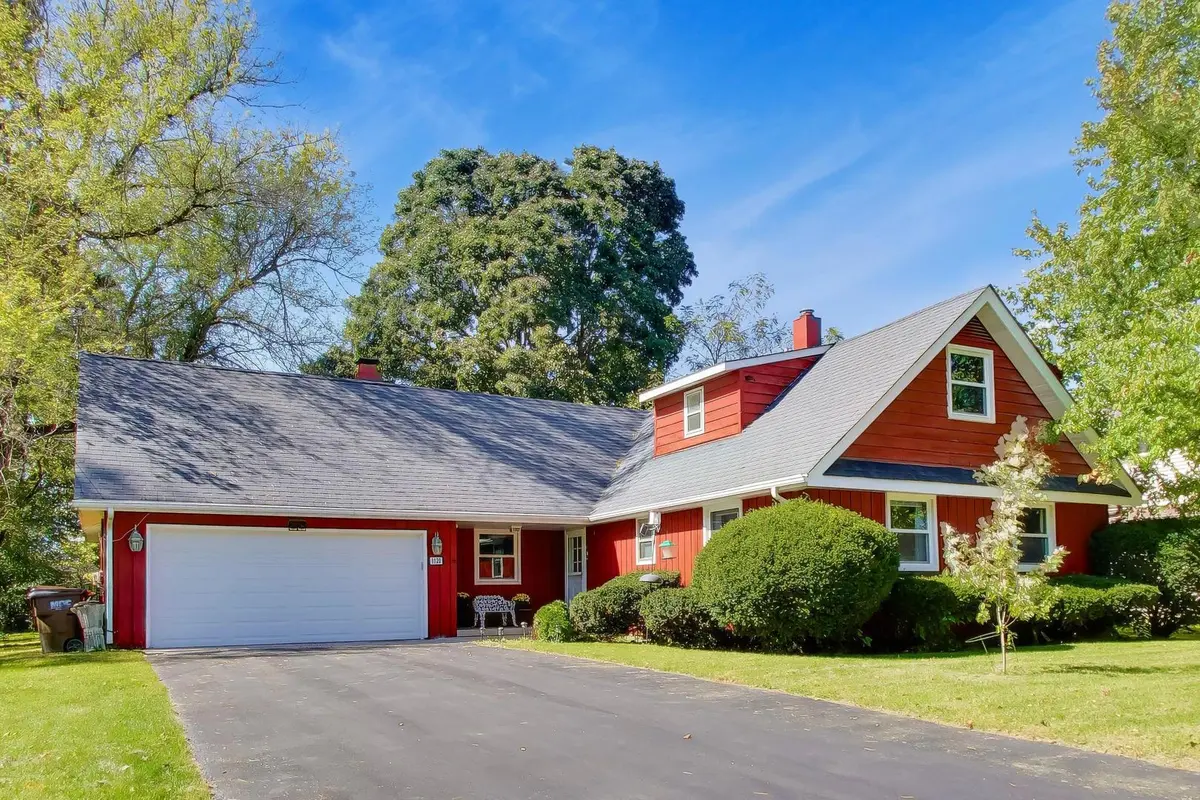 1120 Dean ST, Woodstock, IL 60098