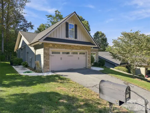 220 Waterside DR, Hendersonville, NC 28791