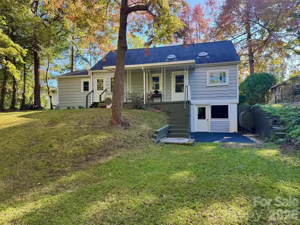 119 Briarwood LN, Hendersonville, NC 28791