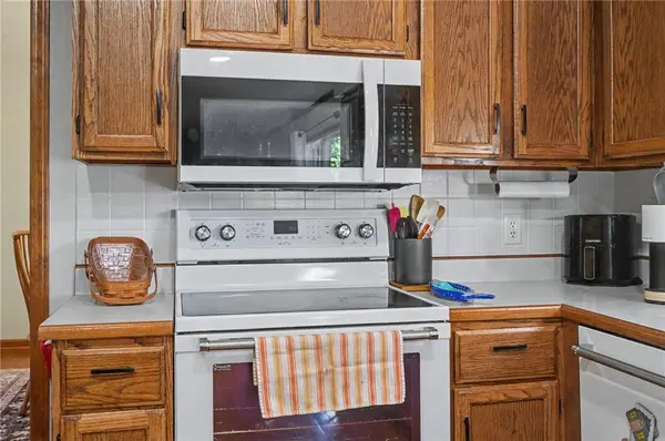 2925 Iris CT, Lawrence, KS 66047