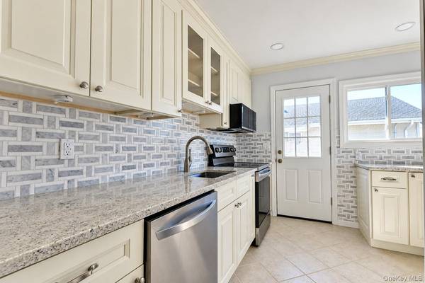 925 S Long Beach AVE, Freeport, NY 11520