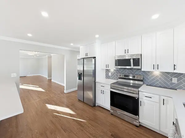 71 Roderick RD, West Islip, NY 11795
