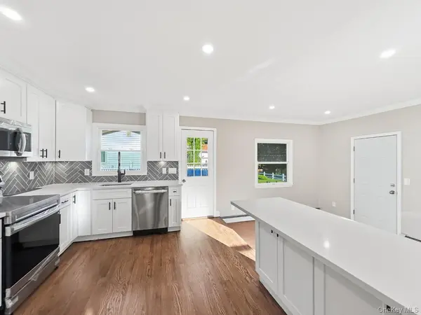 71 Roderick RD, West Islip, NY 11795