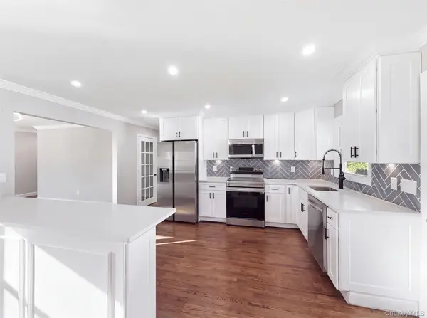 71 Roderick RD, West Islip, NY 11795