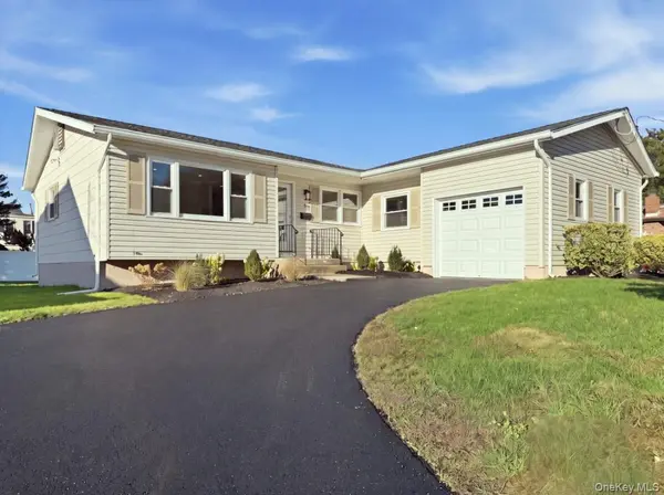 71 Roderick RD, West Islip, NY 11795