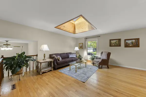 409 Maple LN, Darien, IL 60561