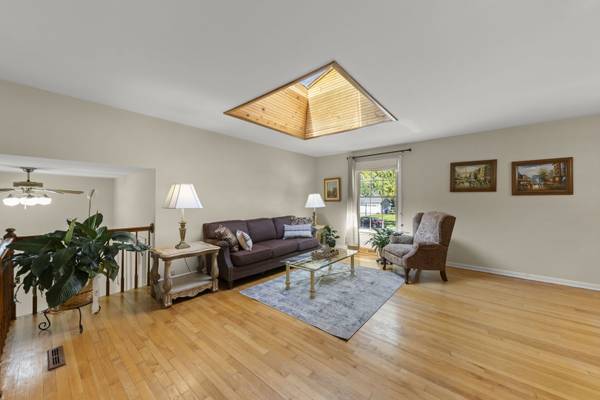 409 Maple LN, Darien, IL 60561
