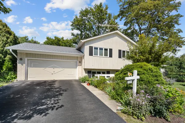 90 Park LN, Lake Bluff, IL 60044