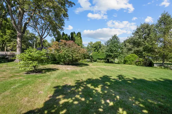 90 Park LN, Lake Bluff, IL 60044