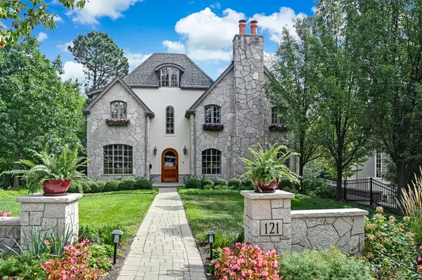 121 S Stough ST, Hinsdale, IL 60521