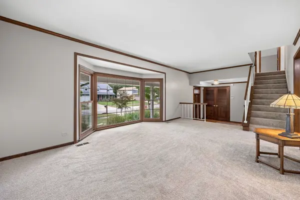 601 Menominee LN, Naperville, IL 60563