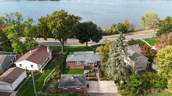 1736 E Shore DR, Maplewood, MN 55109
