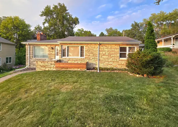 1736 E Shore DR, Maplewood, MN 55109