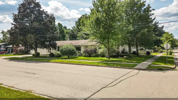 1006 9TH ST, Waupaca, WI 54981-7566