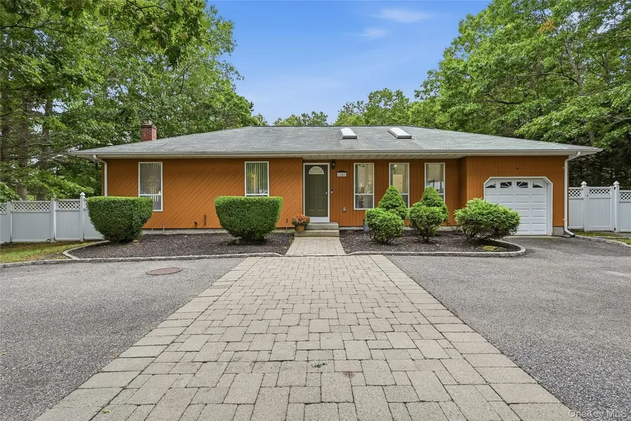 16 Georgann RD, Manorville, NY 11949