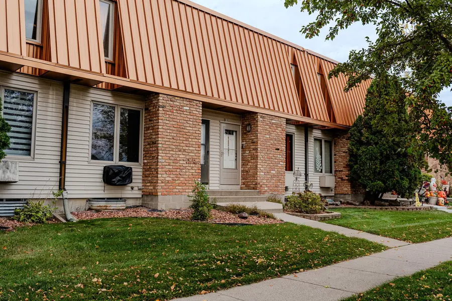 308 13th AVE E, West Fargo, ND 58078