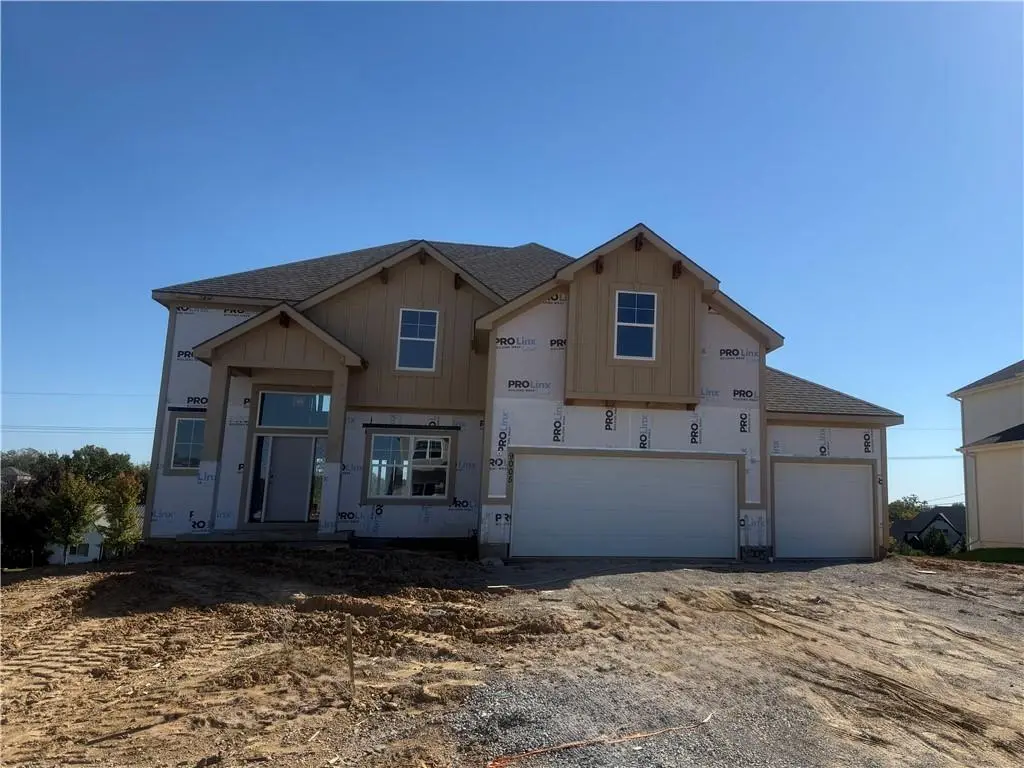 9005 N Poplar AVE, Kansas City, MO 64156