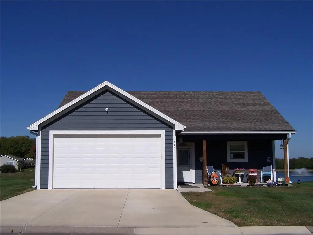 904 NE White Oaks LN, Oak Grove, MO 64075
