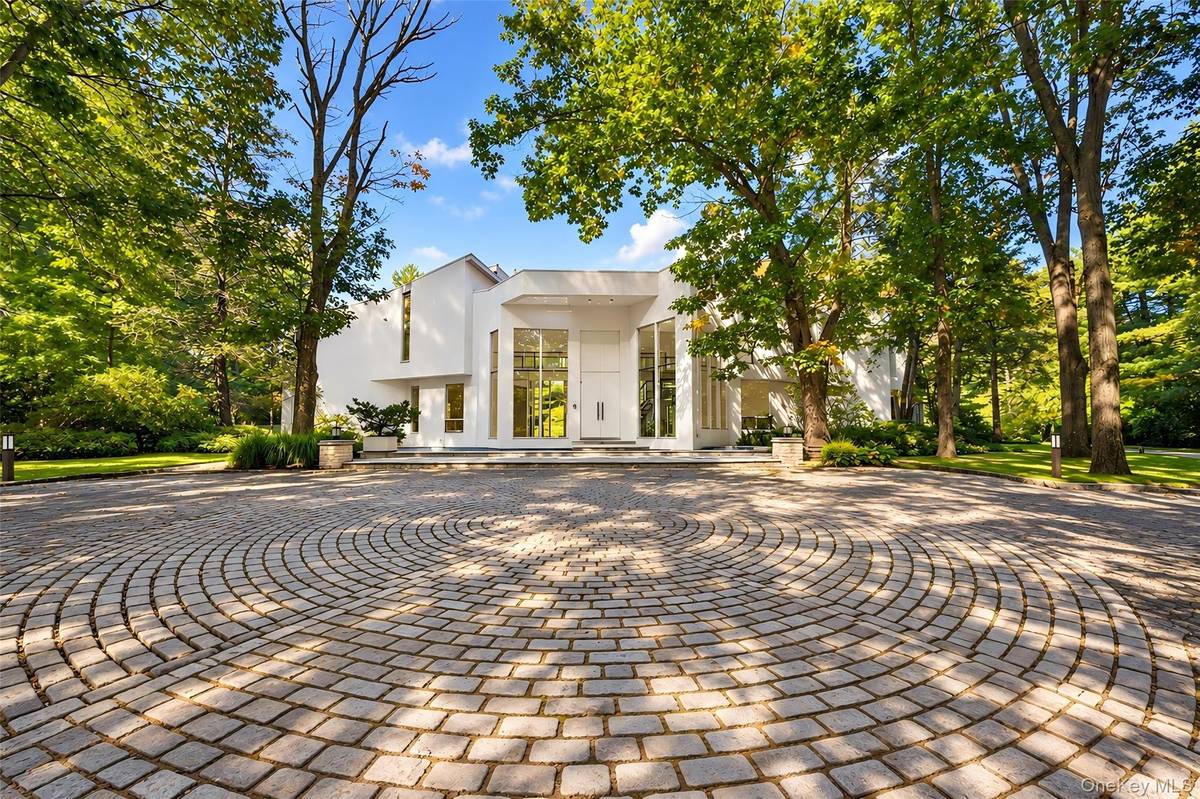 11 Surrey LN, Old Westbury, NY 11568