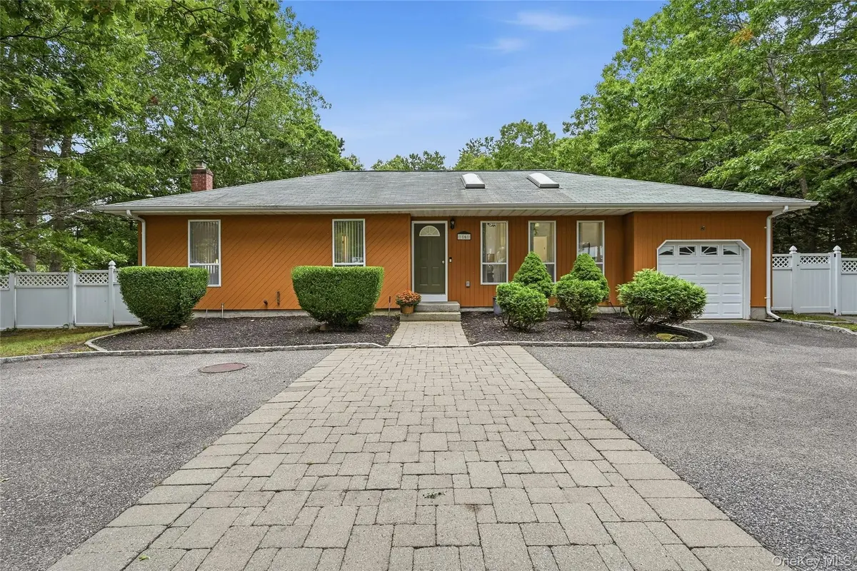 16 Georgann RD, Manorville, NY 11949